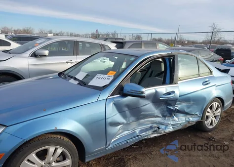 2010 Mercedes-Benz C 300 Luxury 4Matic z USA, uszkodzony, nr VIN WDDGF8BB1AF413530